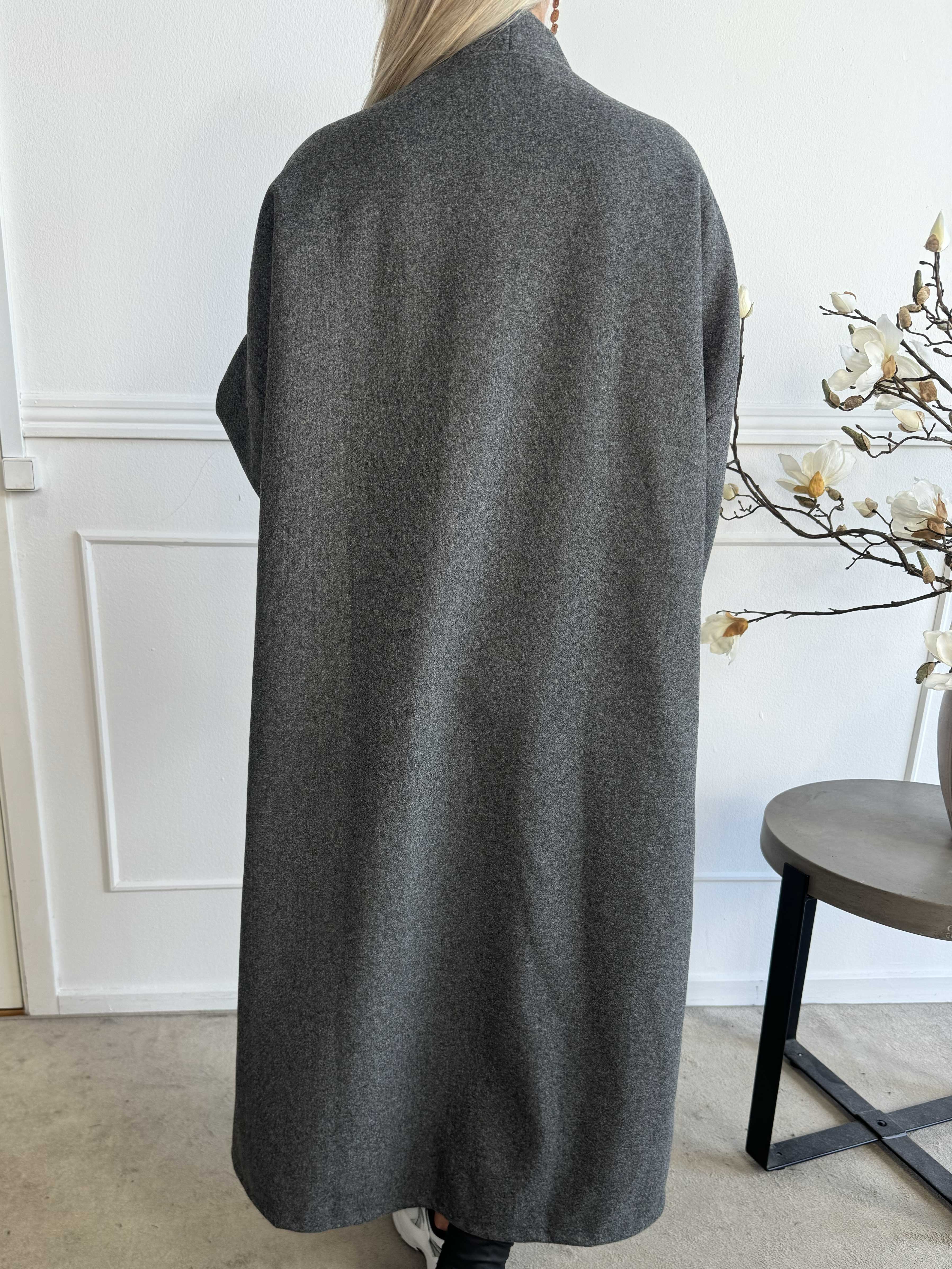 Abbelin - Lång oversized kappa med dekorativa knappar